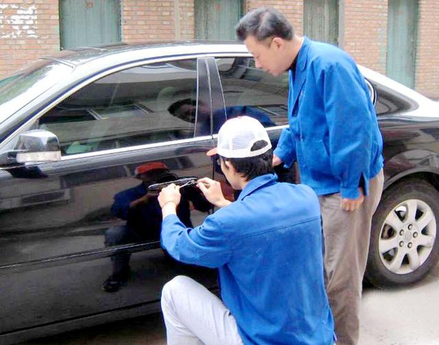 科尔沁区汽车钥匙丢在车里面怎么办?